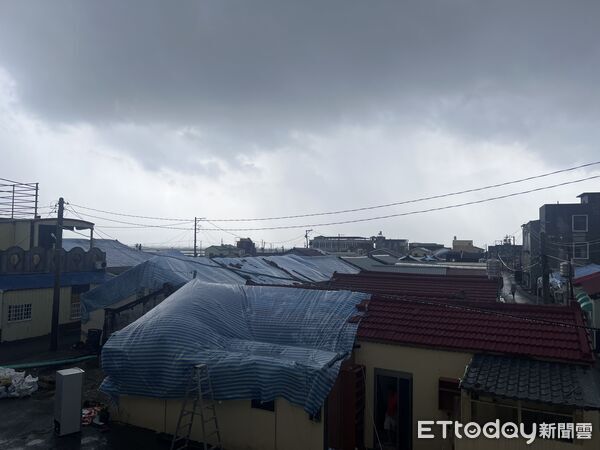 ▲災後一個月，西寮里災戶仍多以塑膠帆布應急。（圖／記者蘇晏男攝）