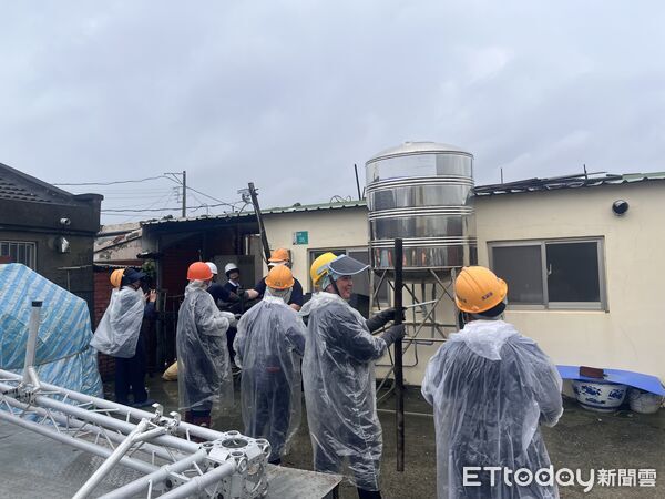 ▲慈濟志工們以接力方式，協助大潭里災戶修繕屋頂。（圖／記者蘇晏男攝）