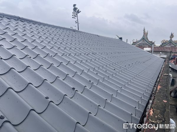 ▲已完工的屋頂，慈濟協助七股西寮里災戶修繕屋頂。圖為三合一瓦型鍍鋅鋼板。（圖／記者蘇晏男攝）