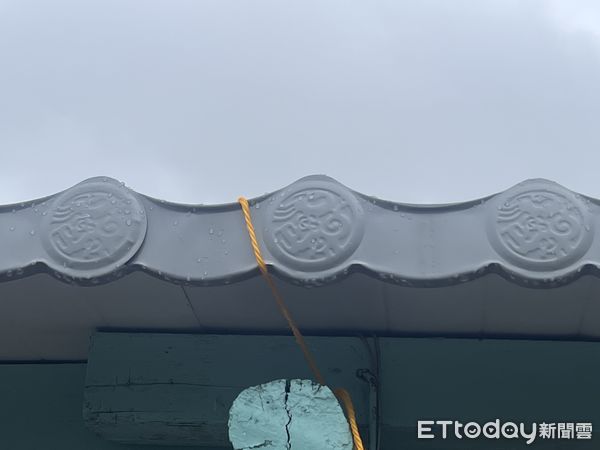 ▲慈濟協助七股西寮里災戶修繕屋頂。圖為三合一瓦型鍍鋅鋼板。（圖／記者蘇晏男攝）