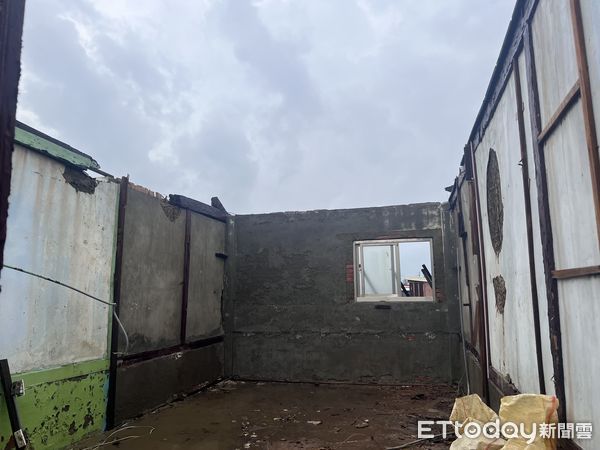 ▲慈濟協助七股西寮里災戶修繕屋頂。（圖／記者蘇晏男攝）