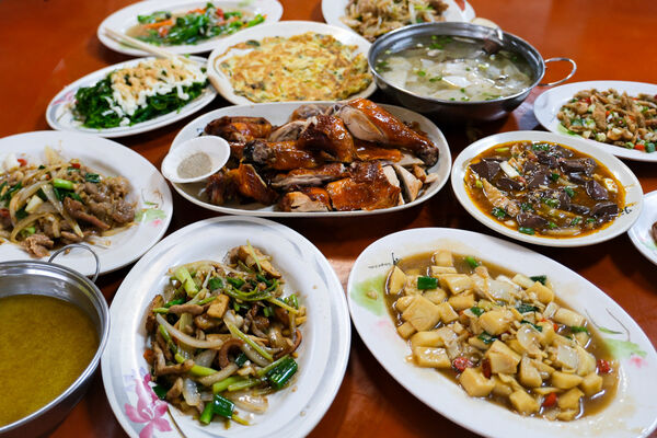 ▲▼龍眼木燻烤福伯黃金雞。（圖／部落客飛天璇提供）