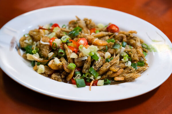 ▲▼龍眼木燻烤福伯黃金雞。（圖／部落客飛天璇提供）