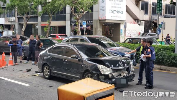 ▲北市大安區連環追撞，騎士受困車底送醫。（圖／記者黃彥傑攝，下同）