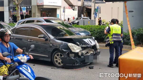 ▲北市大安區連環追撞，騎士受困車底送醫。（圖／記者黃彥傑攝，下同）