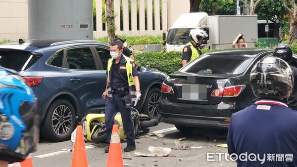 ▲北市大安區連環追撞，騎士受困車底送醫。（圖／記者黃彥傑攝，下同）