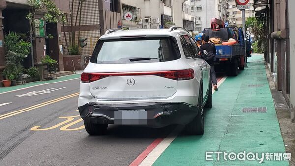 ▲北市大安區連環追撞，騎士受困車底送醫。（圖／記者黃彥傑攝，下同）