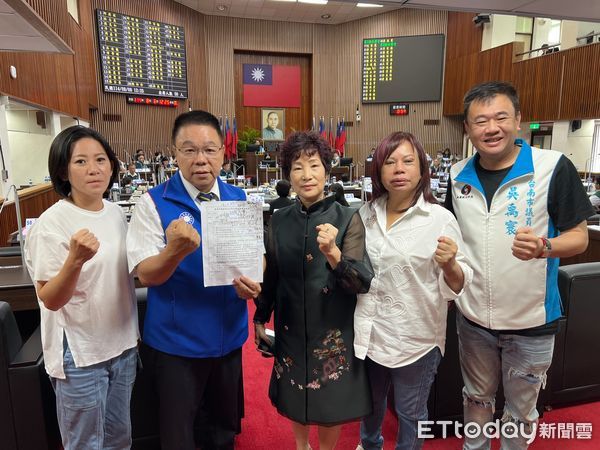 ▲國民黨台南市議會黨團議員6日於市議會召開記者會，呼籲市府緊急撥款6億元投入賑災專戶，協助災民修復家園，並合力捐出200萬元援助災民，呼籲社會各界發揮公私協力，幫助受災戶度過難關。（記者林東良翻攝，下同）