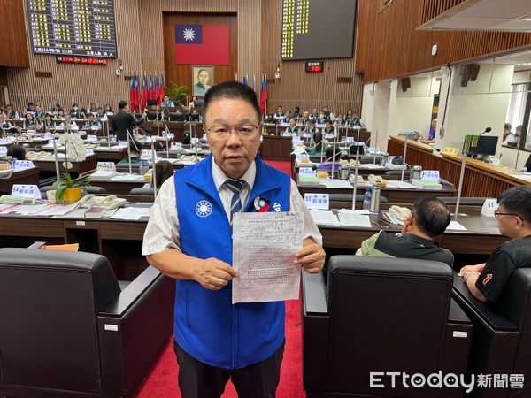 ▲國民黨台南市議會黨團議員6日於市議會召開記者會，呼籲市府緊急撥款6億元投入賑災專戶，協助災民修復家園，並合力捐出200萬元援助災民，呼籲社會各界發揮公私協力，幫助受災戶度過難關。（記者林東良翻攝，下同）