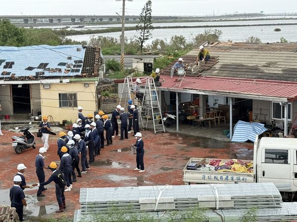 ▲▼濟協助七股西寮里災戶修繕屋頂。（圖／慈濟提供）