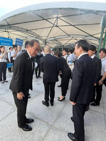 ▲▼廣島市長松井一實（左）與我國駐日本代表李逸洋大使（右）寒暄。（圖／外交部提供）