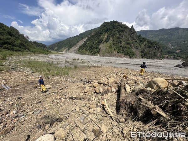 ▲▼ 搜救第8天！墜谷5口不排除遭沖進荖濃溪　地毯式搜索再尋獲3衣物。（圖／記者賴文萱翻攝）