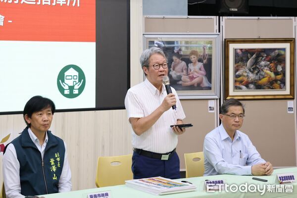 ▲行政院與台南市政府召開災後重建聯合記者會，宣佈投入3.5億元補助清除災區廢棄物，副市長葉澤山宣佈市府媒合工班可提供2年保固，解除災民修繕疑慮，提升申請意願。（記者林東良翻攝，下同）