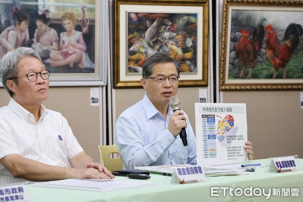 ▲行政院與台南市政府召開災後重建聯合記者會，宣佈投入3.5億元補助清除災區廢棄物，副市長葉澤山宣佈市府媒合工班可提供2年保固，解除災民修繕疑慮，提升申請意願。（記者林東良翻攝，下同）