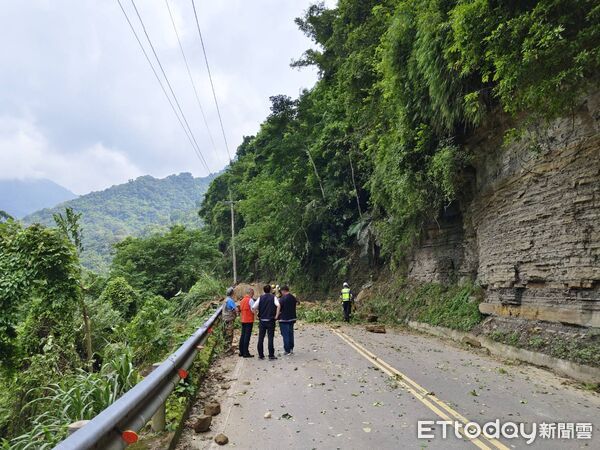 ▲苗栗縣泰安鄉下午發生巨石坍方災害，1輛轎車慘遭擊中，2名男子受困，1人救出無生命跡象。（圖／記者楊永盛翻攝）