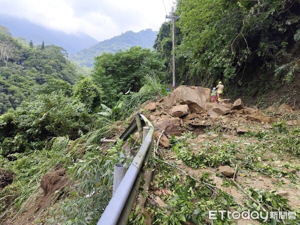 ▲苗栗縣泰安鄉下午發生巨石坍方災害，1輛轎車慘遭擊中，2名男子受困，1人救出無生命跡象。（圖／記者楊永盛翻攝）