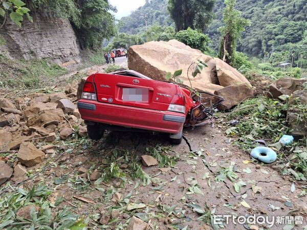 ▲苗栗縣泰安鄉下午發生巨石坍方災害，1輛轎車慘遭擊中，2名男子受困，1人救出無生命跡象。（圖／記者楊永盛翻攝）