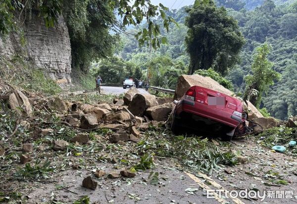 ▲苗栗縣泰安鄉下午發生巨石坍方災害，1輛轎車慘遭擊中，2名男子受困，1人救出無生命跡象。（圖／記者楊永盛翻攝）