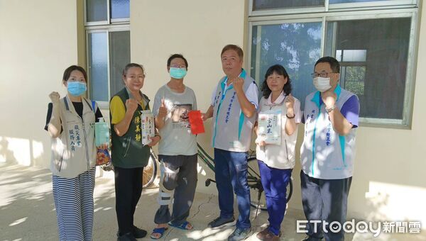 ▲台南市勞工局與五大總工會代表組隊訪視職災家庭，送上實質慰助與溫暖關懷。（圖／記者林東良翻攝，下同）