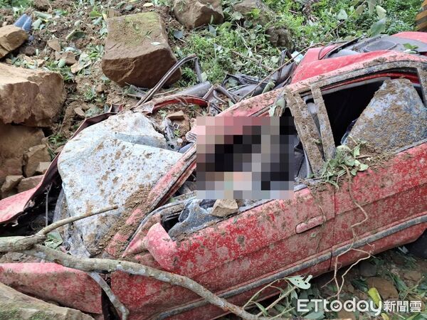 ▲苗栗縣泰安鄉下午發生巨石坍方災害，1輛轎車慘遭擊中，2名男子受困，1人救出無生命跡象。（圖／記者楊永盛翻攝）