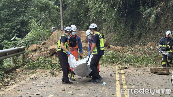 ▲巨石坍方砸中轎車，2名男子受困，駕駛救出無生命跡象送醫，副駕確認死亡。（圖／記者楊永盛翻攝）