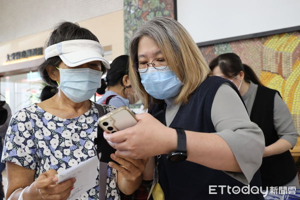 ▲▼花蓮慈院舉辦為期三天「慈濟智能健康管家APP」的限定快閃活動。（圖／慈濟醫學中心提供，下同）