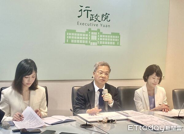 ▲▼行政院龔明鑫秘書長及經貿談判辦公室顏慧欣副總談判代表談論關稅。（圖／記者黃國霖攝）