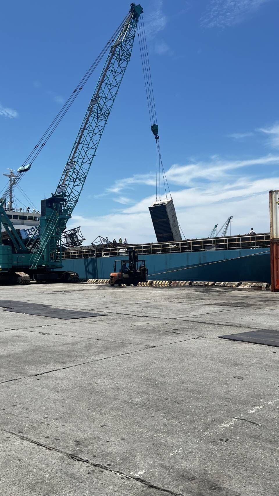 ▲▼吊臂突斷裂！高雄港吊車翻覆撞貨船　2貨櫃落海駕駛驚險逃生。（圖／記者賴文萱翻攝）