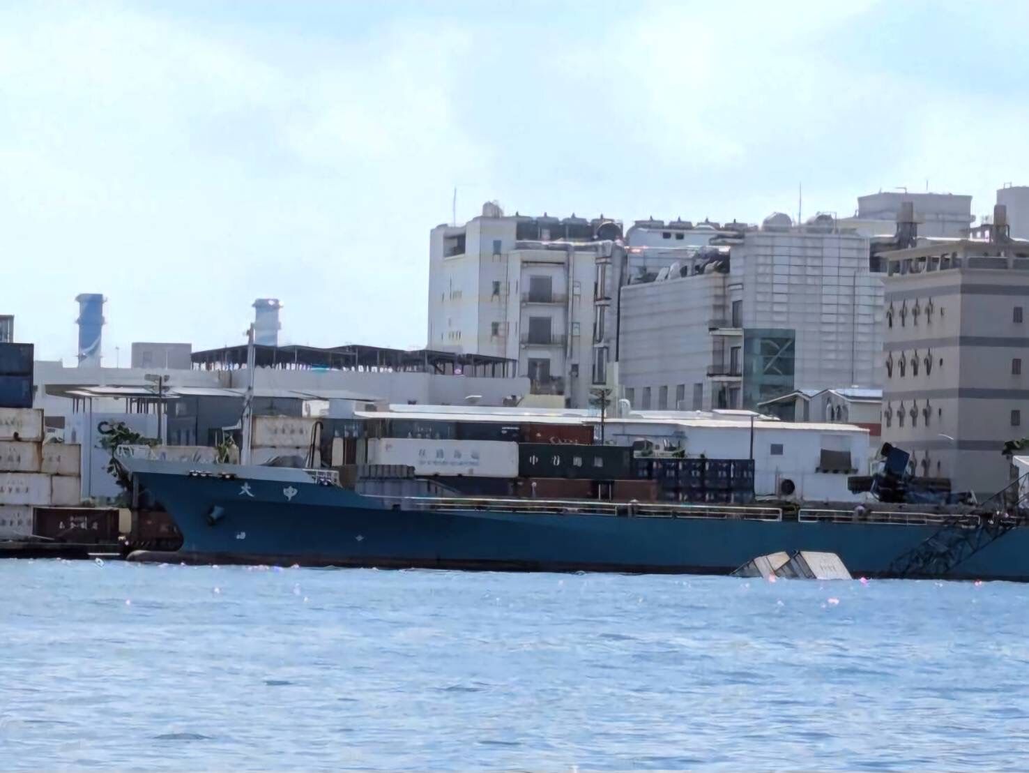 ▲▼吊臂突斷裂！高雄港吊車翻覆撞貨船　2貨櫃落海駕駛驚險逃生。（圖／記者賴文萱翻攝）