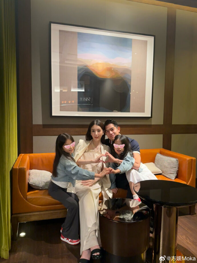 ▲▼方媛挺孕肚慶生曬全家福！　郭富城甜喊「老婆每天開心」。（圖／翻攝自微博／方媛Moka）