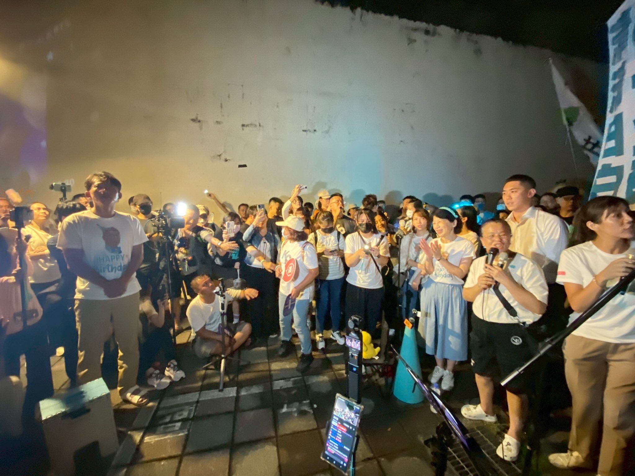 ▲柯文哲66歲生日，陳佩琪、黃國昌和小草齊聚北所外聲援。（圖／翻攝自Facebook／黃國昌）