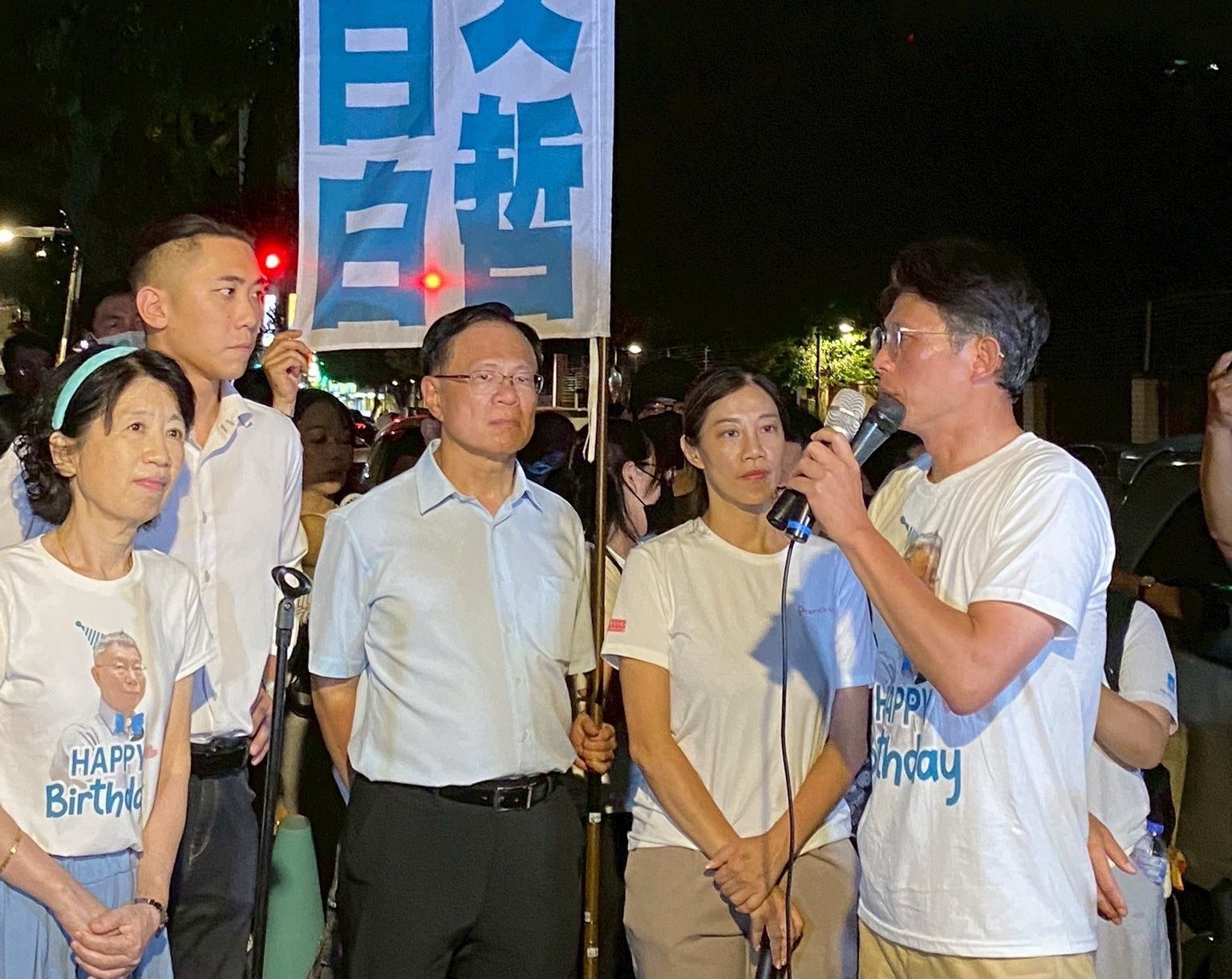 ▲柯文哲66歲生日，陳佩琪、黃國昌和小草齊聚北所外聲援。（圖／翻攝自Facebook／黃國昌）