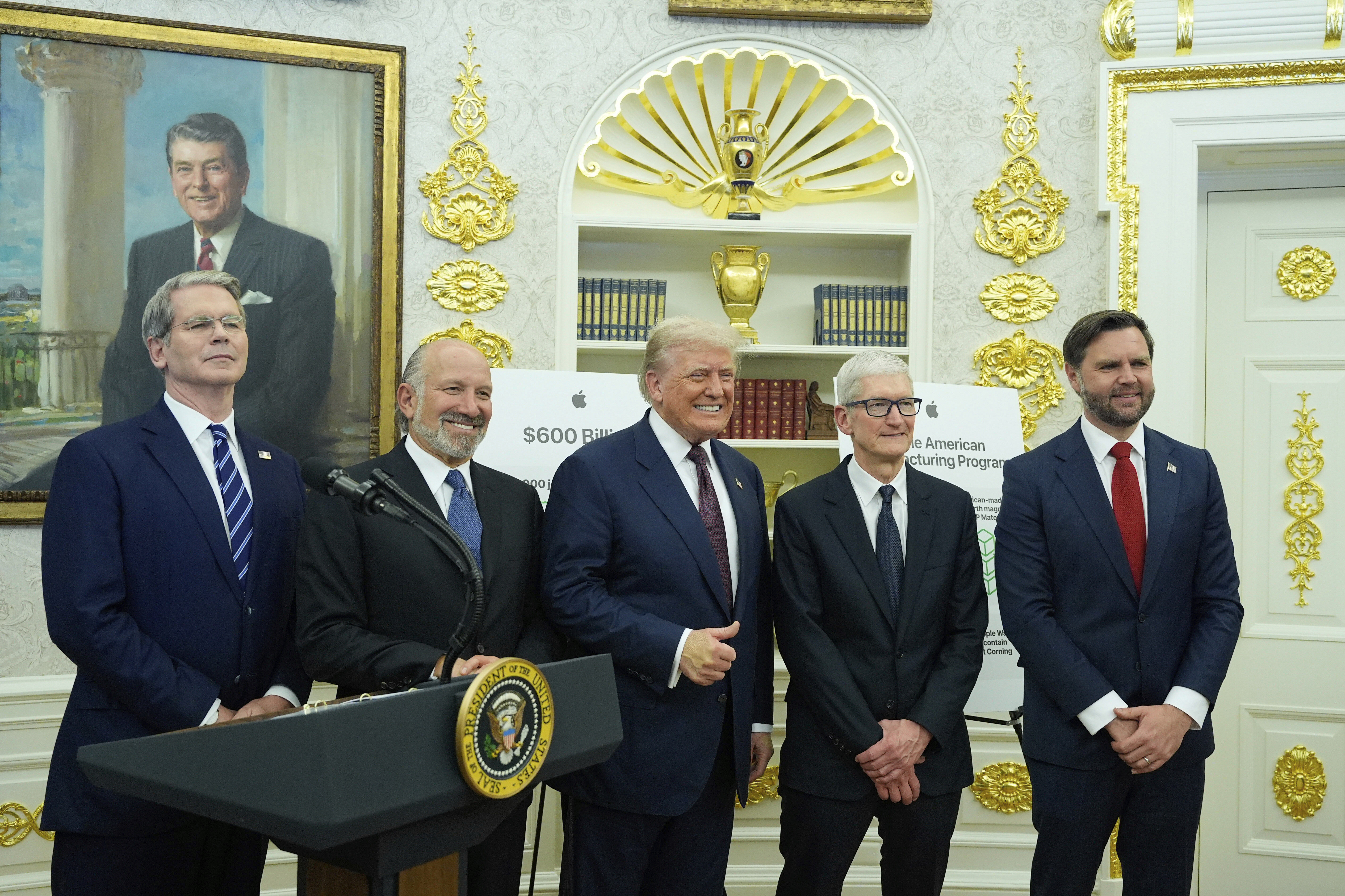 ▲▼由左至右為美國財政部長貝森特、商務部長盧特尼克、川普、蘋果執行長庫克、副總統范斯。(圖/達志影像/美聯社)