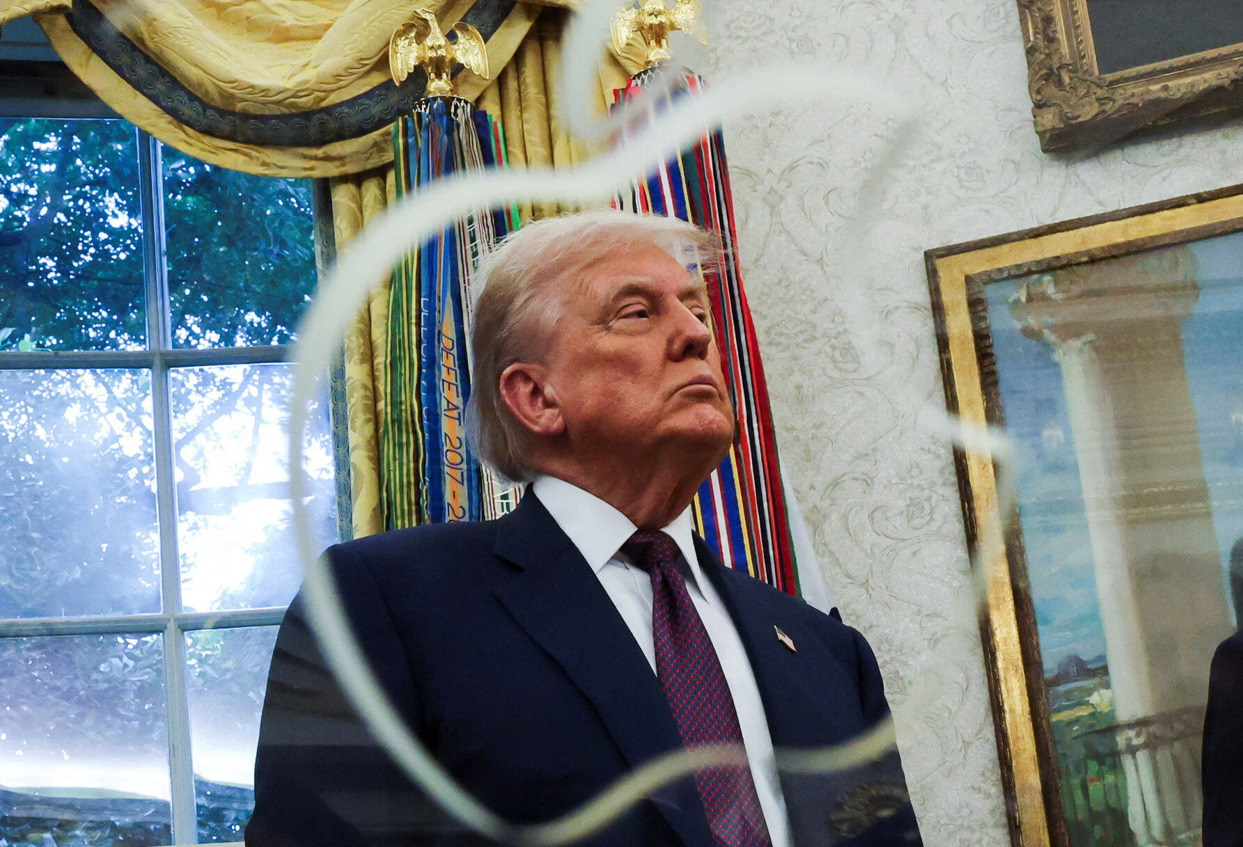 ▲▼美國總統在白宮接見蘋果執行長庫克，蘋果宣布生產回流美國。（圖／路透）