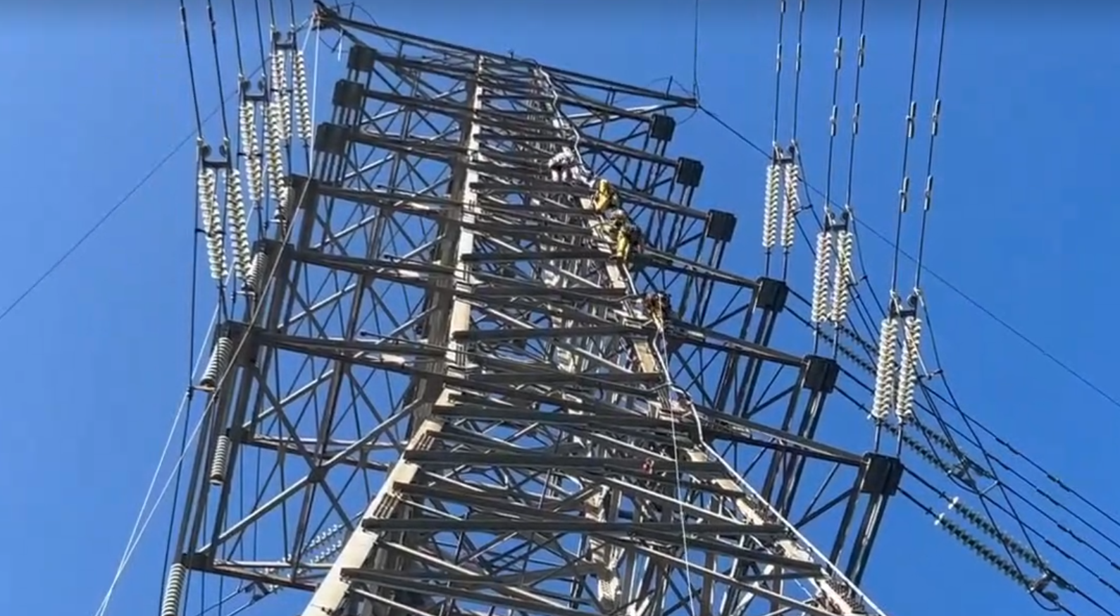 ▲▼             移工遺體卡在60公尺高的高壓電線上，特搜人員稍早已接觸到遺體。（圖／記者沈繼昌翻攝，下同）