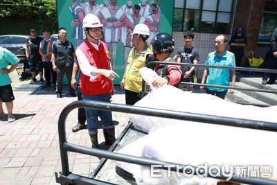 山區缺物資!陳其邁親送「整頭豬」進部落 她讚:很了解原住民