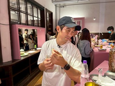 世界最臭鯡魚罐頭…修杰楷豁出去吃了！　「咬3口」崩潰皺眉：超噁