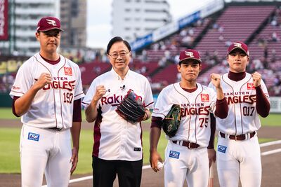 張善政赴東北樂天開球　宣布桃園11月舉辦台日韓棒球交流賽