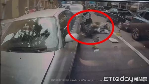 ▲台北市大安區發生嚴重車禍，騎士遭追撞2次壓車底，驚悚畫面曝光。（圖／記者黃彥傑翻攝，下同）