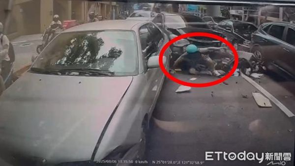 ▲台北市大安區發生嚴重車禍，騎士遭追撞2次壓車底，驚悚畫面曝光。（圖／記者黃彥傑翻攝，下同）