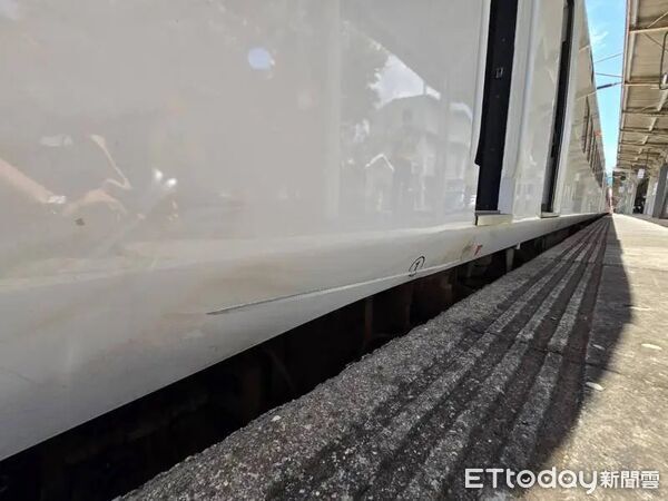 ▲▼台鐵新自強號遭擦撞出現刮痕。（圖／讀者提供）