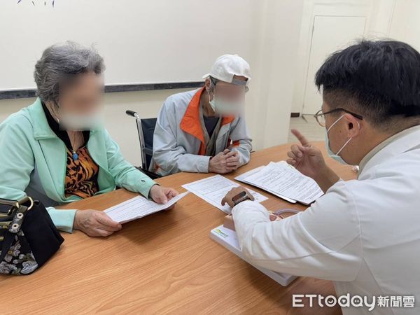 ▲▼醫療團隊與家屬共同討論，最終決定在患者住院期間協助他簽署預立醫療決定。（圖／花蓮醫院提供，下同）