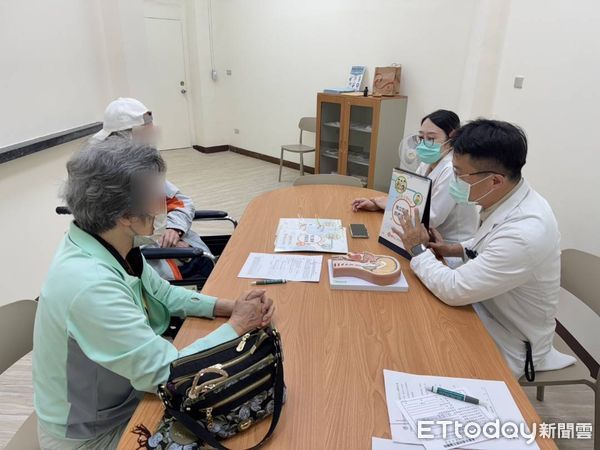 ▲▼醫療團隊與家屬共同討論，最終決定在患者住院期間協助他簽署預立醫療決定。（圖／花蓮醫院提供，下同）
