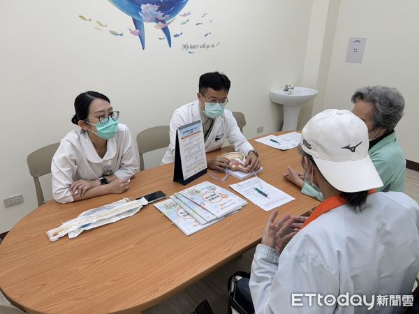 ▲▼醫療團隊與家屬共同討論，最終決定在患者住院期間協助他簽署預立醫療決定。（圖／花蓮醫院提供，下同）