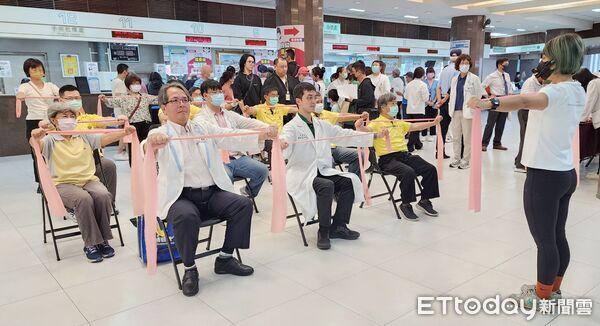 ▲奇美醫院舉辦《運動養肌力、老爸有活力》活動，專業教練帶領彈力帶訓練，長輩參與熱烈動起來。（記者林東良翻攝，下同）