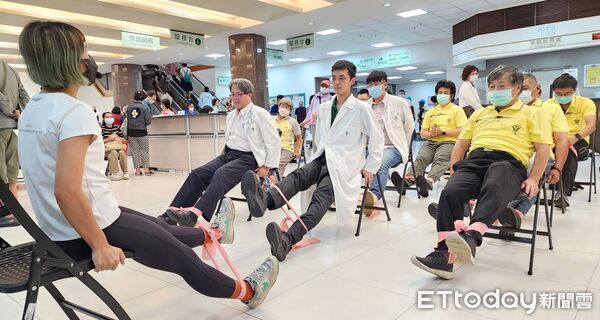 ▲奇美醫院舉辦《運動養肌力、老爸有活力》活動，專業教練帶領彈力帶訓練，長輩參與熱烈動起來。（記者林東良翻攝，下同）