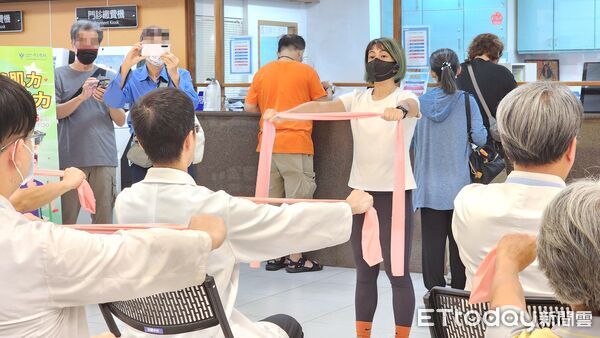 ▲奇美醫院舉辦《運動養肌力、老爸有活力》活動，專業教練帶領彈力帶訓練，長輩參與熱烈動起來。（記者林東良翻攝，下同）