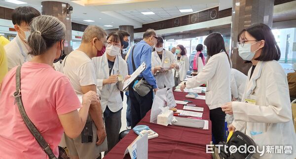 ▲奇美醫院舉辦《運動養肌力、老爸有活力》活動，專業教練帶領彈力帶訓練，長輩參與熱烈動起來。（記者林東良翻攝，下同）