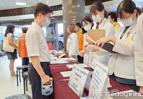▲奇美醫院舉辦《運動養肌力、老爸有活力》活動，專業教練帶領彈力帶訓練，長輩參與熱烈動起來。（記者林東良翻攝，下同）