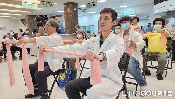 ▲奇美醫院舉辦《運動養肌力、老爸有活力》活動，專業教練帶領彈力帶訓練，長輩參與熱烈動起來。（記者林東良翻攝，下同）